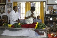 Celebrities pay tributes to Bapu Photos